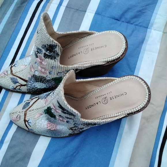 Chinese Laundry 9.5 shoes white with flowers💐🥀🌺🌻🌸 - Picture 2 of 4